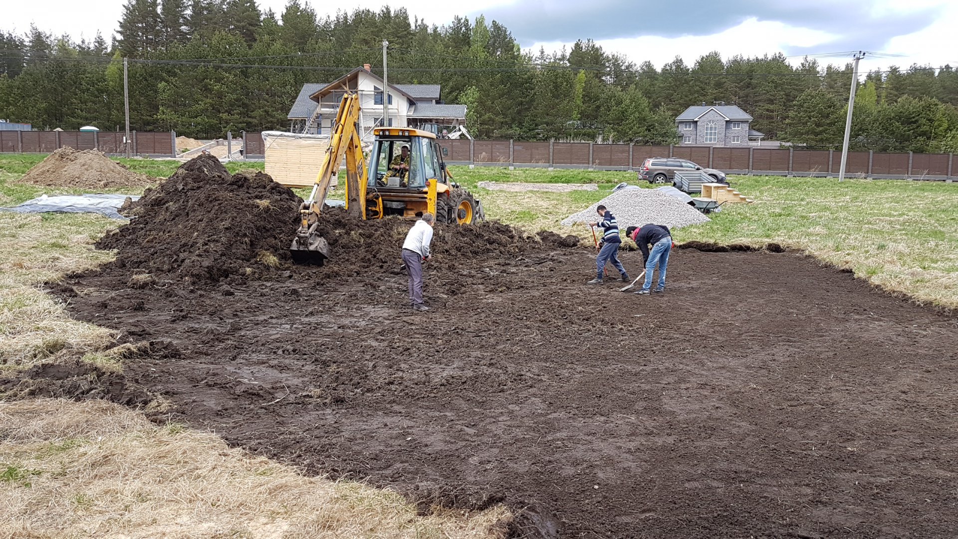 Выравнивание участка, облагораживание почвы, подготовка под газон .